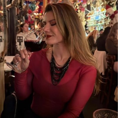 NathFinlandias's profile picture. Violoncelista, sgt, estudante de gastronomia, juntando tudo não sou nada. Prazer