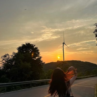 ncutzgjglf's profile picture. ビッグベンの鐘の音を聞いた瞬間、時間は流れていくのではなく、積み重ねていくものだと気づきました。急ぐ必要なんてない、自分のペースで進んでいけばいい。ロンドンは静かにそれを教えてくれました🕰️