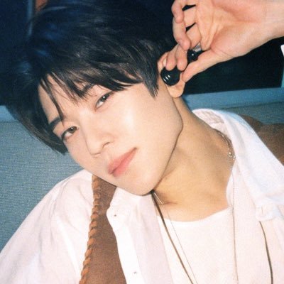 sapphowish's profile picture. i love you in the same way there’s a chapel in a hospital