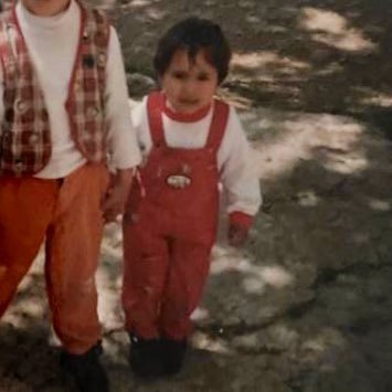 Bade2357's profile picture. Üçlerimde kırmızı tulumla, çocuk olduğum zamanlar; Anlatırım içten, olur küfür kıyamet — idare et. Dilimi çözersem yaram kanar. 🥀