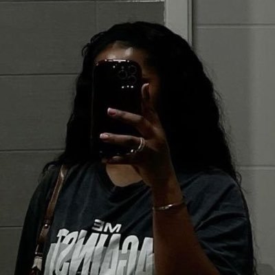 Hey_imanii's profile picture. On my last braincell and she’s freelancing.