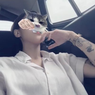 heitwozee's profile picture. Twice. and want to die.