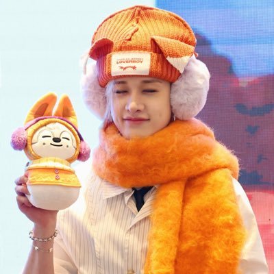 ChHartshorne's profile picture. mainly reposts for stray kids and other information I think is important to spread