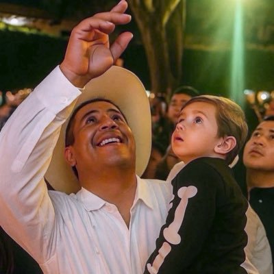 Gab_T's profile picture. Sueño con un México fuerte, sostenido por su gente que sonríe alegremente cuando ve los amaneceres hermosos de nuestros cielos