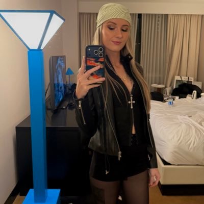 holaalaurennn's profile picture. 🪐| capricorn 𖤓| taurus ☾ | leo ↟| nice to see you here, I probably love you 🦋