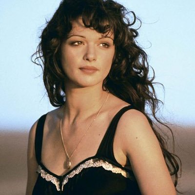 LaraCrescent's profile picture. Edad. Estudios. A lo que juego. Personalidad. Grupos que escucho. Twitter de algún famoso.