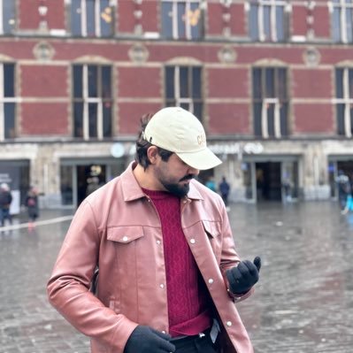 carloslopezcac's profile picture. Revolucionando o banal, transformando tédio em arte. Um toque de sarcasmo e criatividade para encantar seus sentidos.