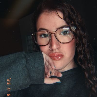 owanabia's profile picture. só tomo cerveja e decisões erradas