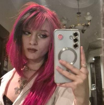 bloodyyblossom's profile picture. 