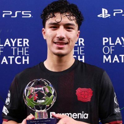 nueve_jnr's profile picture. 𝙈𝙖𝙯𝙖 𝙘𝙝𝙤𝙦𝙪𝙚𝙧𝙖 𝙡𝙚 𝙢𝙤𝙣𝙙𝙚 𝙙𝙪 𝙛𝙤𝙤𝙩𝙗𝙖𝙡𝙡 🇩🇿. @realmadrid