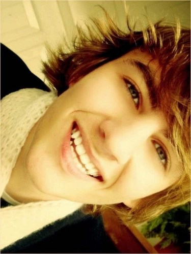 Sigam-me Que seguirei vsês !! @VitorPatro ' Sigo quem seguir  a @Sa_Sartory *-*  http://t.co/1SSOJH0DEY