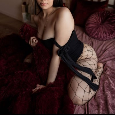 Digitalstarrr's profile picture. white fine latine 🍷