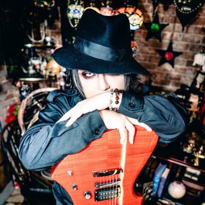 TakahitoESCLAVE's profile picture. @ESCLAVE_xxx / 【ファンネーム】team13.5 / ESP Guitars / サブ▶︎@Takahito_sub / ツイキャス ▶︎ https://t.co/Mb2wmwPDtS /オリジナル曲、90年代～00年音楽を中心に色々弾いてます