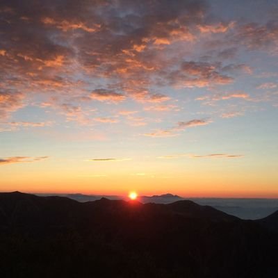 skeume's profile picture. 登山/田舎暮らし/夜空/猫派/エンジニア/天理教3世。#家庭菜園 #スパイ防止法制定 #信教の自由