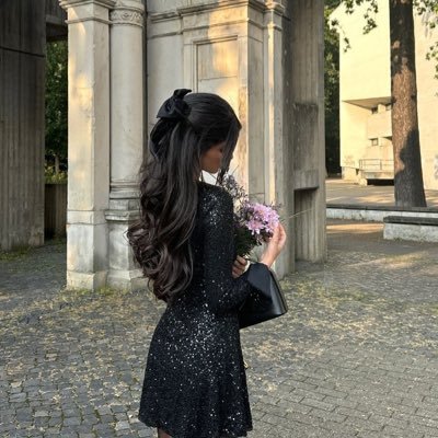 AsalBabe's profile picture. يمرّ بنا الضوء فنظنّه نجاة.