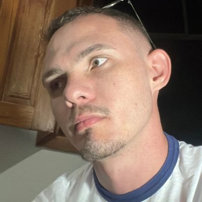 Elius___'s profile picture. apenas existindo no tempo-espaço