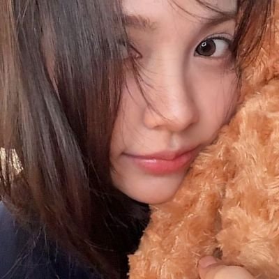 carmeunr's profile picture. https://t.co/7czVdZ6rd9 | Somewhere between picnic dreams and berry-flavored days.. you’ll find her, smiling like summer. ꕮ