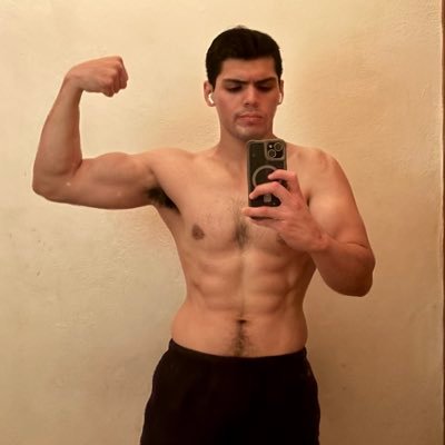 j_davidd8's profile picture. Chronically online. Abogado ⚖️ me gusta hacer ejercicio pero también el pan dulce.