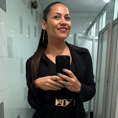 letyta_'s profile picture. Soy de mar, puestas de sol, sal en la piel, arena en los pies, y cerveza en la playa.