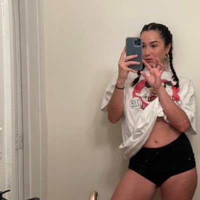 Chlo50411992's profile picture. Envie de passer du bon temps?🍆🍆🍑🔞
Plainsantins s'abstenir🚷
Dm pour mes tarifs.RT&Follow=nude