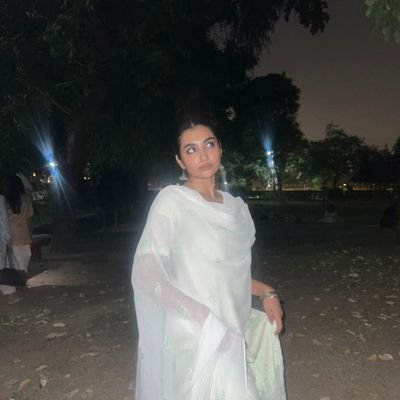 leezaza__'s profile picture. buttoo