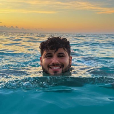 Derkizard's profile picture. Nacido en Colombia 🏝️ | 🤵🏻‍♂️ Demasiado elegante para ser inocente  | ☕Humor negro, el veneno es opcional | ⚡️Antihéroe pero nunca villano💅🏻