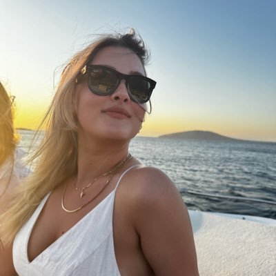 _elifdemiiir's profile picture. live in the moment