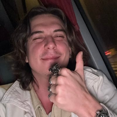 CanMrEmre's profile picture. Kendinden neşeyi esirgeyen Hayatın kanatlarını yok eder; Ama eğlenceyi uçarken havada öpen Sonsuz güneş doğuşunda yaşar.