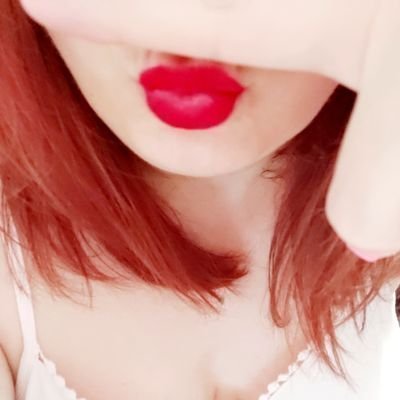 Sweet__Spicyy's profile picture. In English please!
Viens, on s'en fout.
No DM sauf si t'es brun, souriant, drôle, éventuellement barbu. Pour le reste, ceux qui savent savent 😊