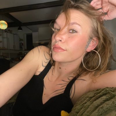 jmenbatlc's profile picture. j’aime autant la techno que yungblud, la psytrance, justin bieber ou le hardcore 🖤