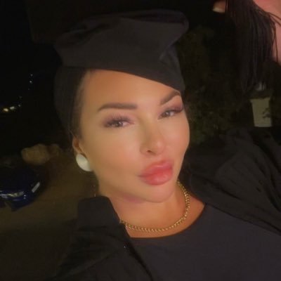 Zizi_Madani's profile picture. لأنني أنثى أحمل رقة الملائكة و ذكاء الشياطين✋lifecoach🌱