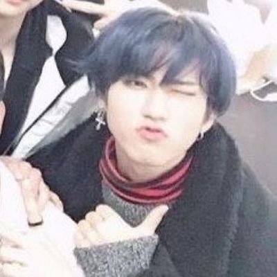 jaazlvskz's profile picture. jeongin y yo tomando una coca en la plaza