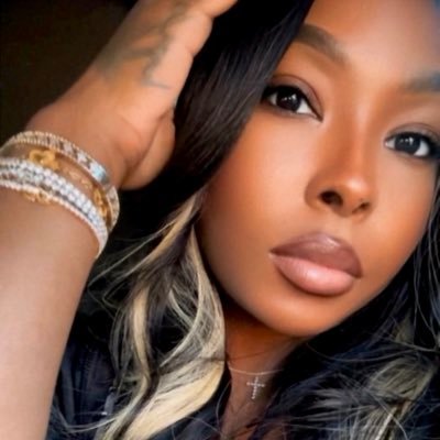 prettyynproper's profile picture. dear diary,  I’m just a girl after God’s heart ᥫ᭡