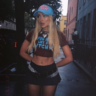 absolutebuny's profile picture. Never go to bed without kissin' goodnight