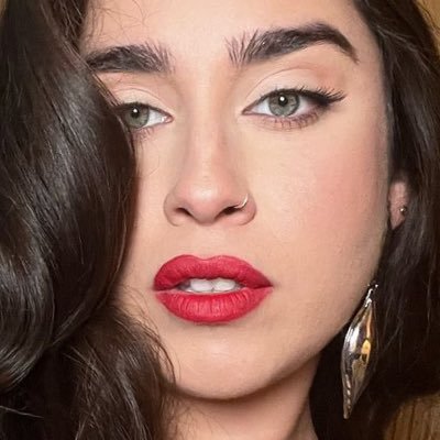 zinh85483's profile picture. 