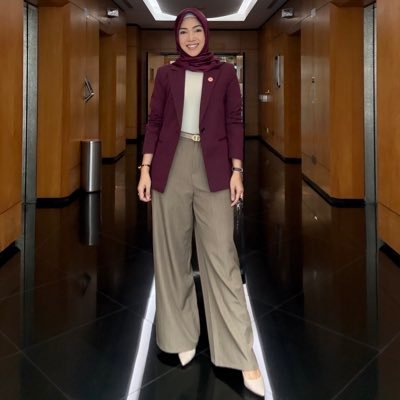 AbirAbdulRahim's profile picture. Fran Fine’s flair meets Ally McBeal’s chaos.