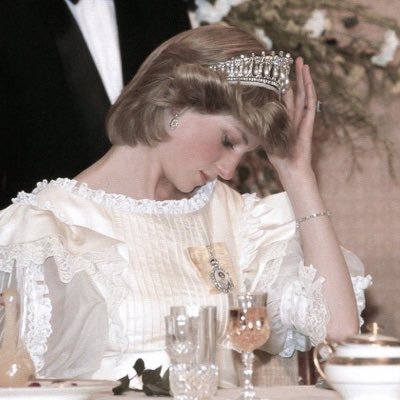 emeladetuirer's profile picture. No soy y soy al mismo tiempo. Dorada enemiga, amante bandida y sofisticada diva.