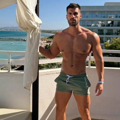 nici______'s profile picture. The fantasy’s back online 👇🏻