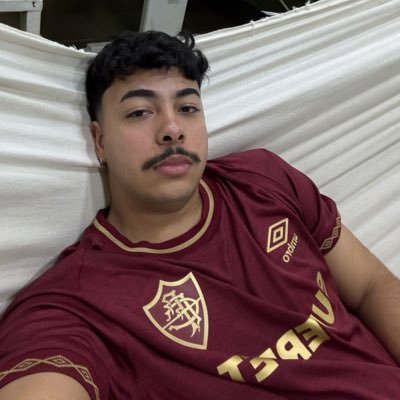 lzlopess's profile picture. torcedor do Fluminense e estudante de direito. atleta de natação e futvôlei nas horas vagas.