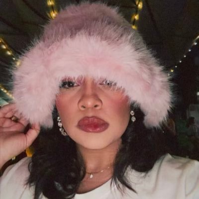 eeeleees's profile picture. 