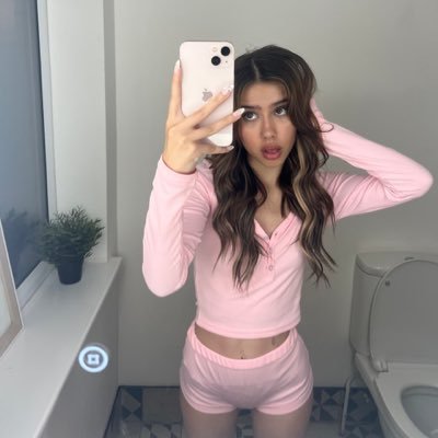 AnabelleSpiegl_'s profile picture. Kinda cute… but my DMs? Unreal 😏