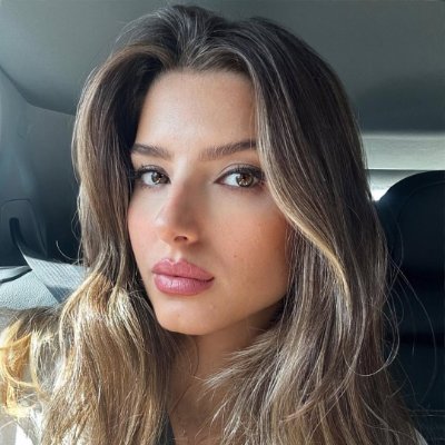 EnolaPollier's profile picture. A woman who loves independence and enjoys traveling to different countries to learn about their history and culture