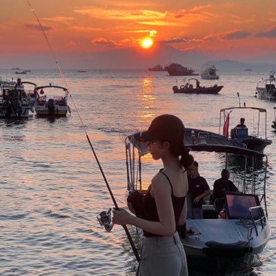 RonaClara166434's profile picture. 釣りは、自然との静かな対話。ゆっくりとした時間の流れの中で、心を落ち着け、釣り糸を垂れるその瞬間が、何よりの贅沢です。波の音、風の香り、そして水面に浮かぶ浮きが、心を穏やかにしてくれます。魚が釣れるかどうかではなく、その過程の中で得られる安らぎこそが、釣りの本当の魅力。