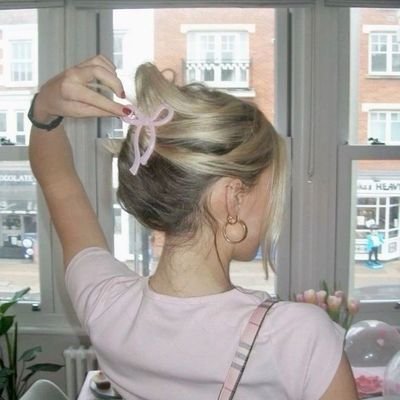 urvita_min's profile picture. forever hyping my favs — esp harqeel rn ෆ!