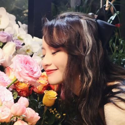 KJr09687370's profile picture. Trăng lạnh soi nghiêng bờ suối vắng,
Gió ngàn vi vu cuốn mộng say.
Ly rượu cạn rồi lòng vẫn nhớ,
Ngẩng đầu tìm bạn chốn mây bay.