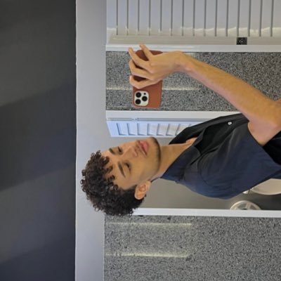 if4brito's profile picture. um queer libriano de dezenove anos que reclama da vida.