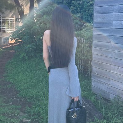 cwjjsika's profile picture. スウェーデンの湖畔、パリの街角、スペインの海辺。旅の中で感じた豊かさを大切にしながら、将来の自分のために投資も続けている女性です🌸