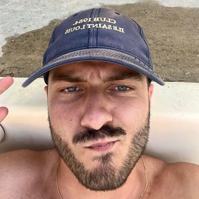 _ronan_b's profile picture. représentant ☨ chez @canalplusfoot | un peu de photos