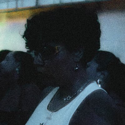 tainacomtil's profile picture. 