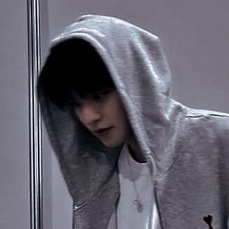 hvnzlst's profile picture. 🎸 ——— penned by chase atlantic.